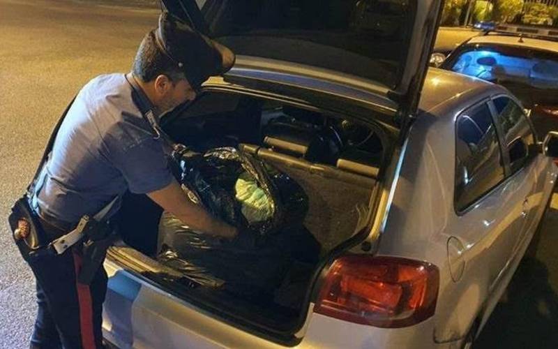 Ardore Carabinieri rinvengono nel bagagliaio 10 kg di marijuana