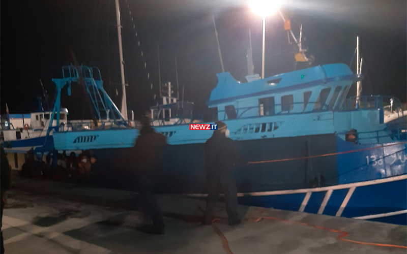 Roccella Jonica sbarco di un centinaio di migranti