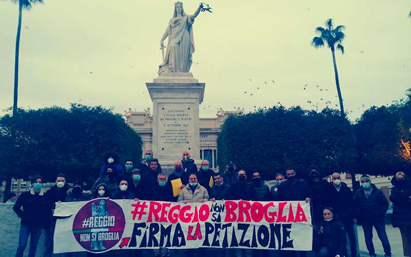 Il comitato #Reggiononsibroglia in piazza Italia
