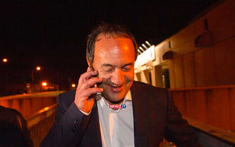 Mimmo Lucano al telefono